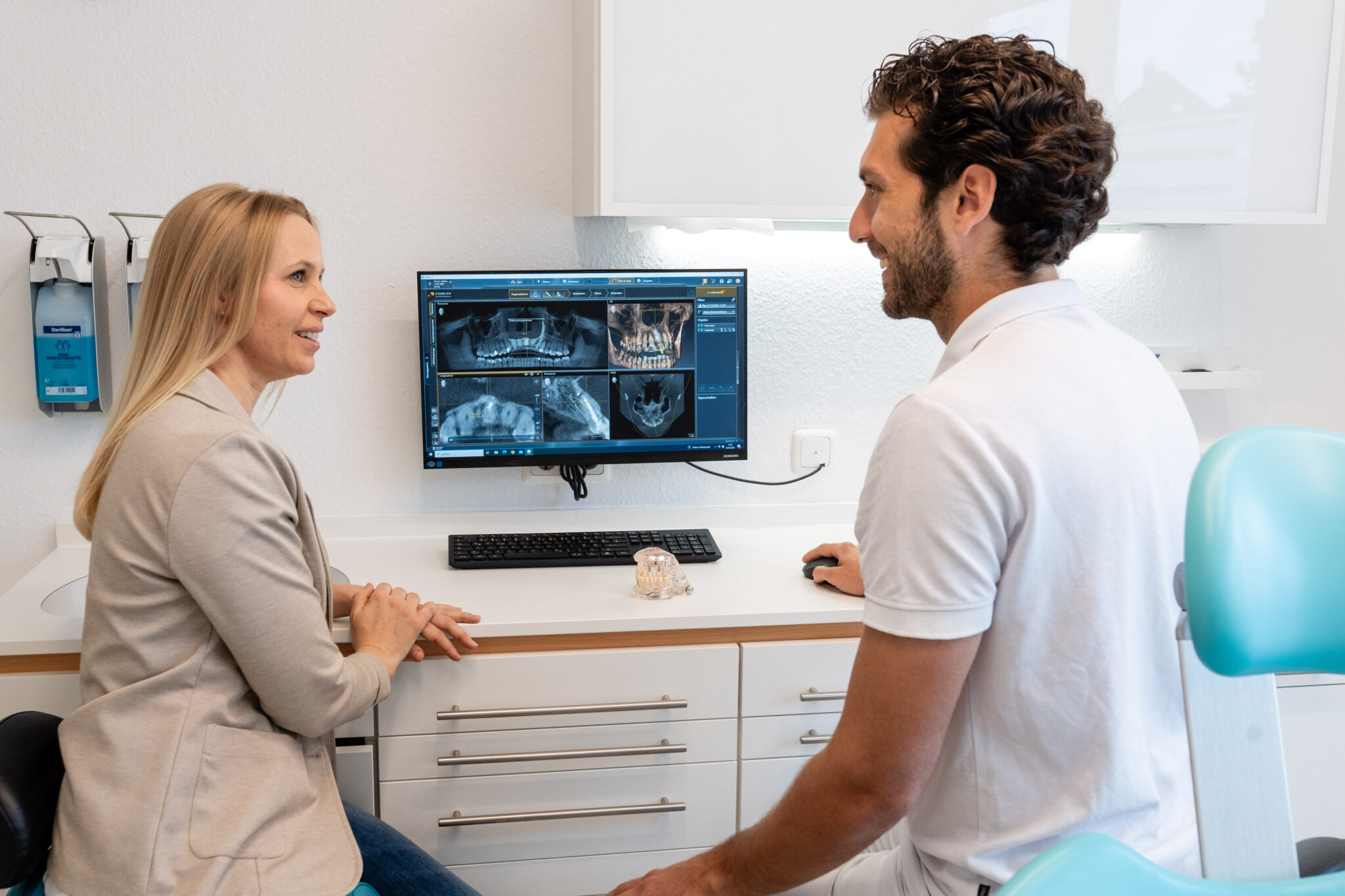 Dr. Dennis Lang spricht mit einer Patientin.