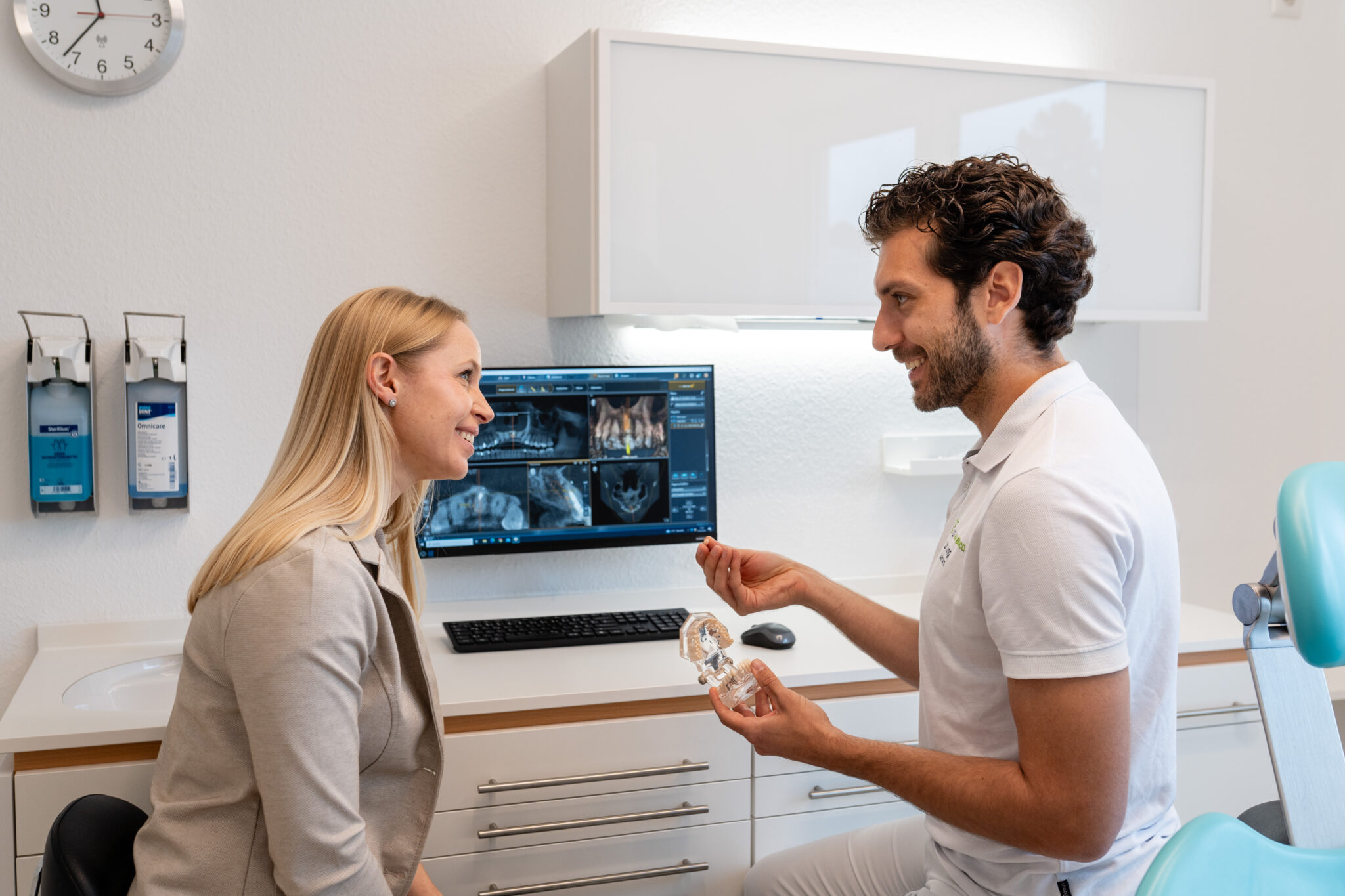 Dr. Dennis Lang spricht mit einer Patientin.