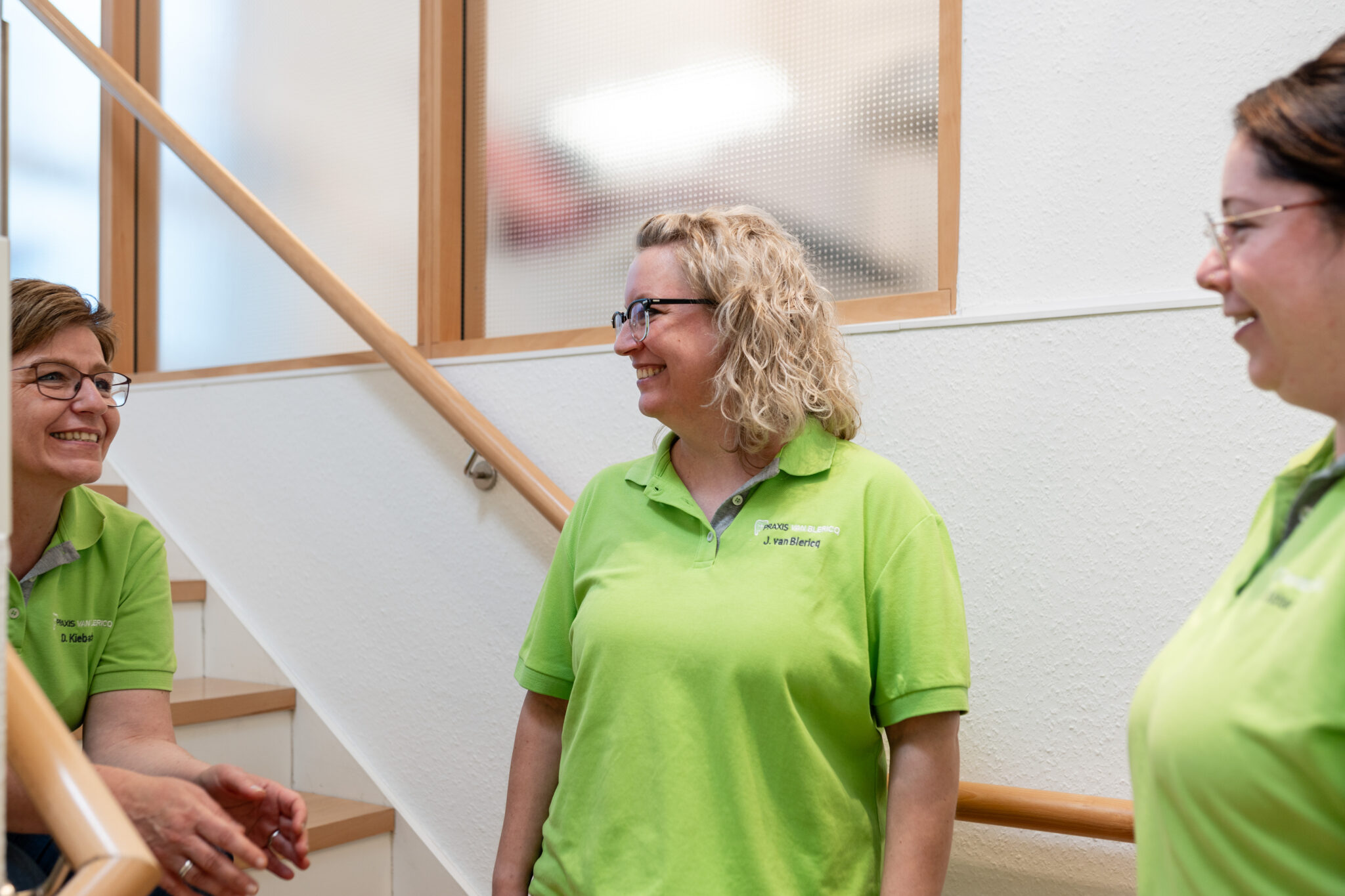 Drei Mitarbeiterinnen stehen im Flur und unterhalten sich.