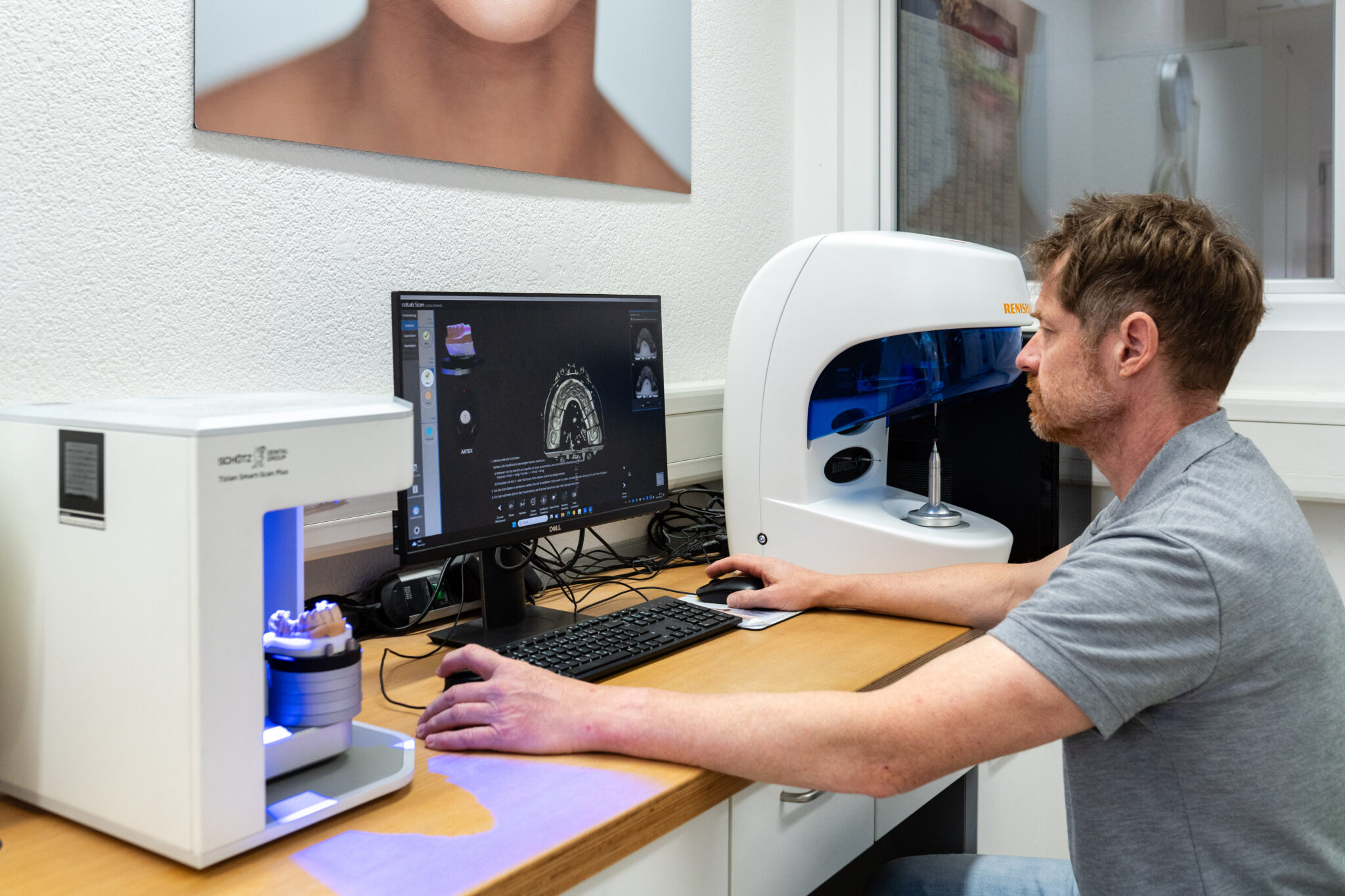 Ein Mitarbeiter sitzt im Labor vorm Computer.