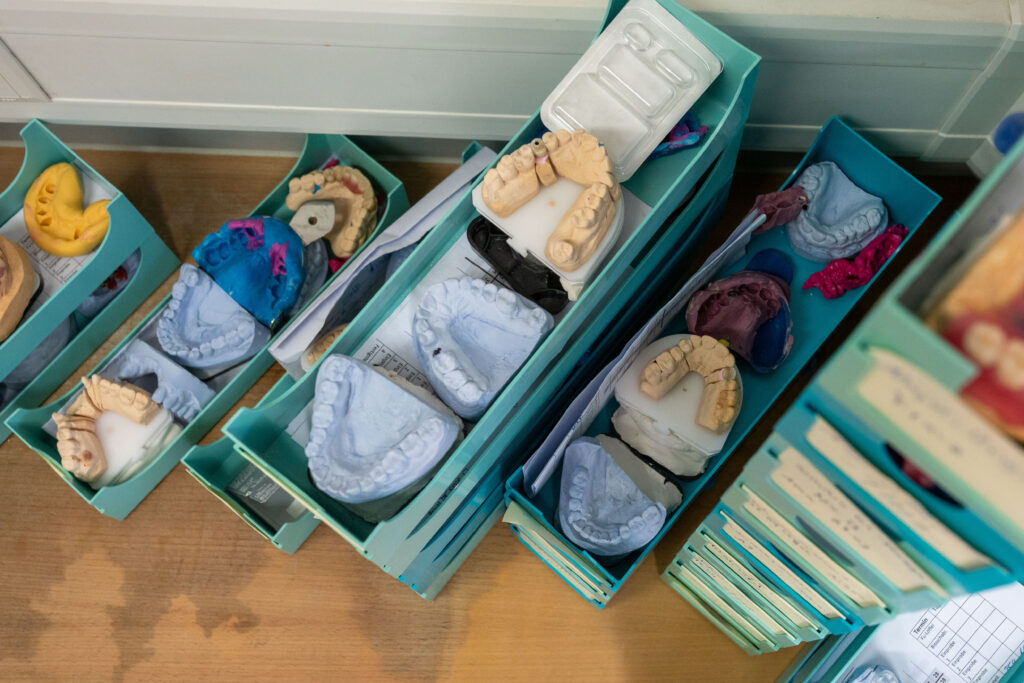 Kisten mit Laborprodukten fertig für die Behandlung.